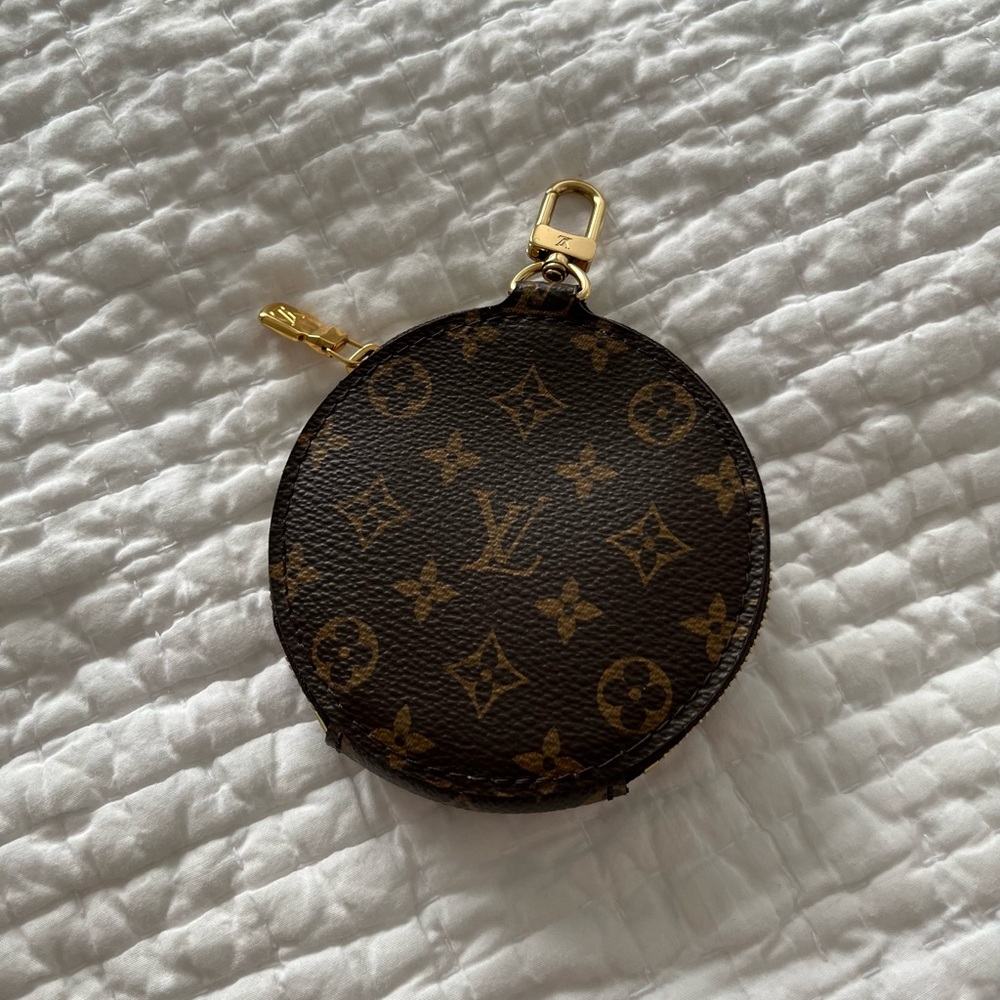 Louis Vuitton Round coin purse clip